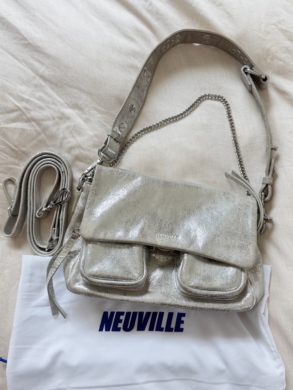 NEUVILLE MAXKE LARGE SAND GOLD
(Shoulder + crossbody) metallic silver bag